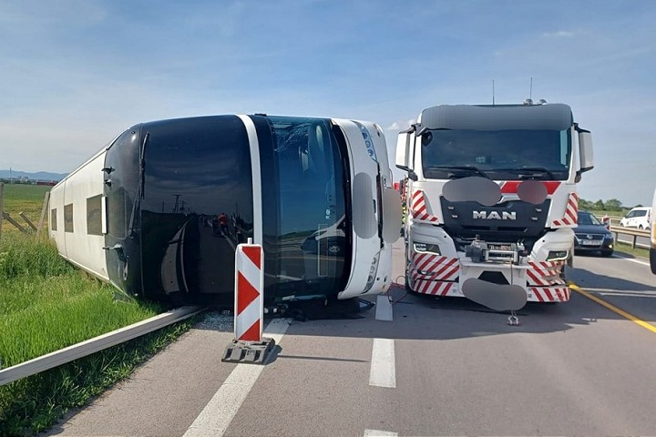 Za Trnavou na R1 sa prevrátil autobus, ťahala ho odťahovka