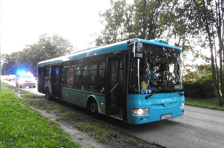 Stará pani nešťastne spadla v autobuse, vážne si zranila hlavu