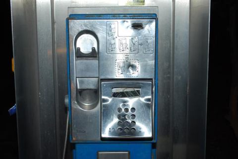 Dvaja šialenci sa pokúsili vylámať telefónny automat