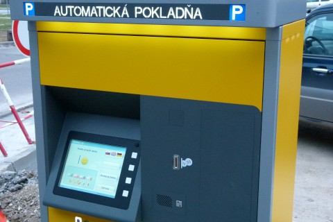VIDEO: Parkovanie pred poliklinikou je od stredy spoplatnené