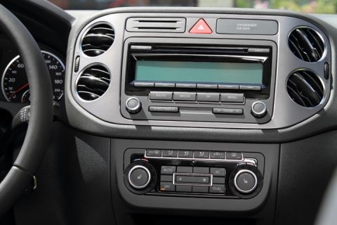 Kusy nábytku pri kontajneroch a muzika v aute na plné kolo