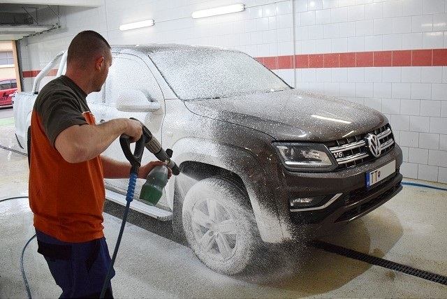 Autoumývareň Industry používa kvalitné čistiace technológie a šetrí čas zákazníkov