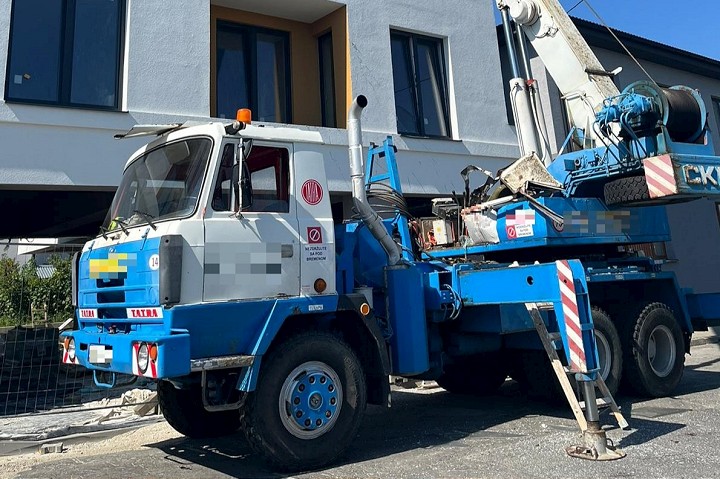 Nešťastie v Hlohovci,  na žeriavnika spadol pri vykladaní náklad