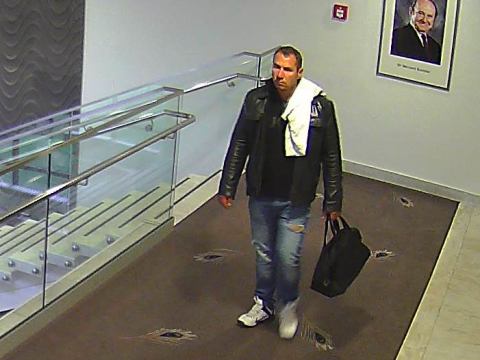 Tento muž je podozrivý z krádeží v piešťanskom hoteli, polícia žiada o pomoc
