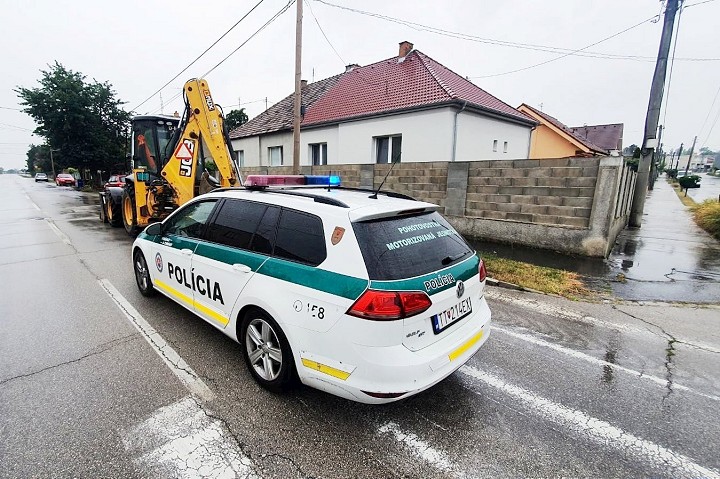 Polícia na Bulharskej ulici v Trnave chytila opitého šoféra bagra