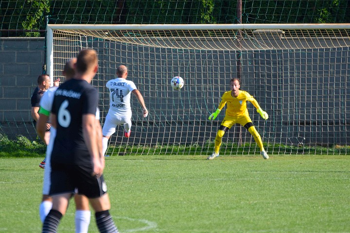 Futbal, 7. liga: Šúrovce otočili zápas v Krakovanoch, Siladice v Bučanoch