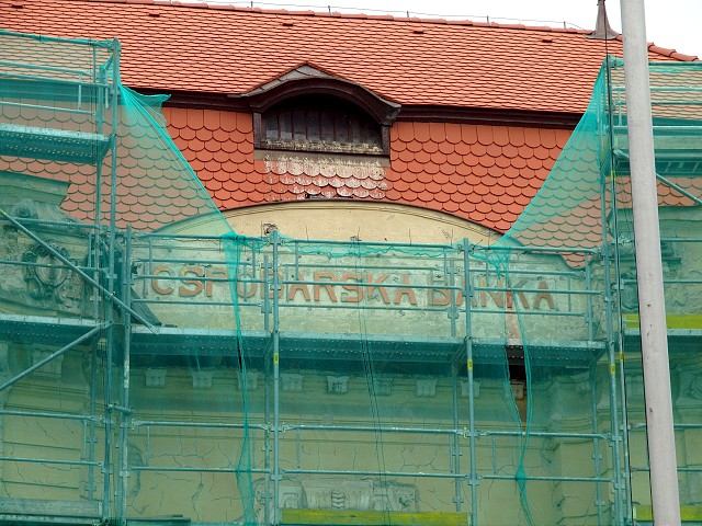 Pri rekonštrukcii knižnice našli nápis Hospodárska banka, zostane na priečelí budovy