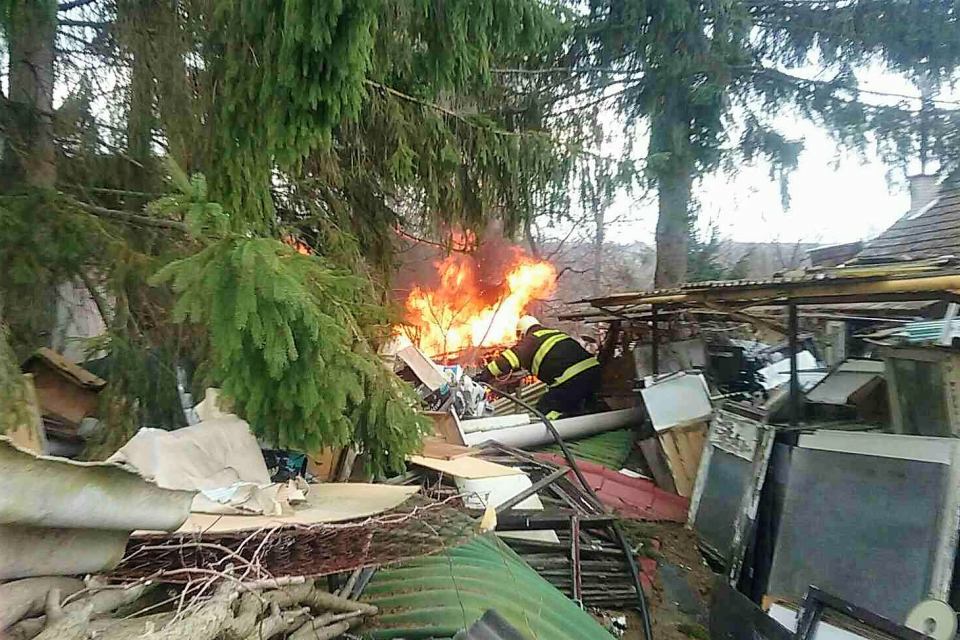 V Banke horelo: Pri požiari odpadu v záhrade sa zranila jedna osoba