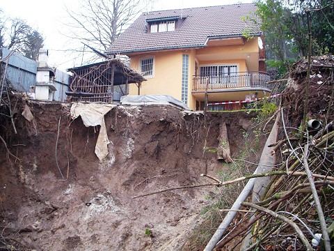Vláda posiela peniaze do obce Banka, preplatí podstatnú časť nákladov ohľadne zosuvu pôdy