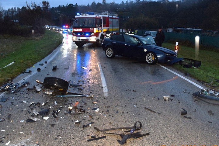Po zrážke dvoch áut pri Piešťanoch skončili vodiči v nemocnici, z vozidiel sú vraky
