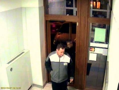 POLÍCIA VARUJE: Buďte opatrní pri výbere peňazí z bankomatu!