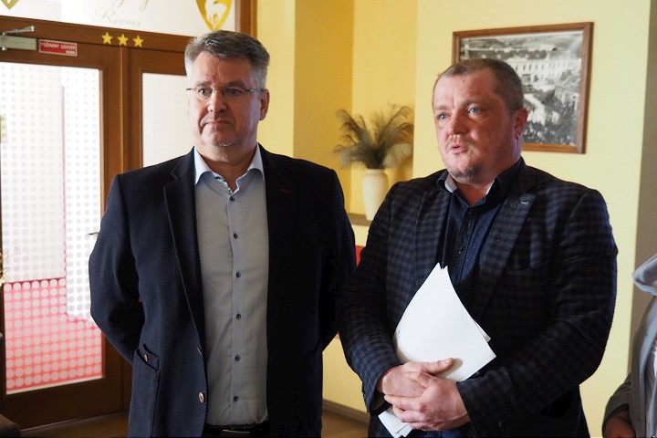 Starostovia sa spojili, veterné elektrárne odmietajú pri Hlohovci aj na východe