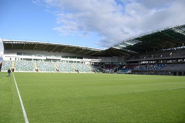 Štadión v Belfaste je v prestavbe, andeli však nastúpia na kvalitnom trávnatom koberci