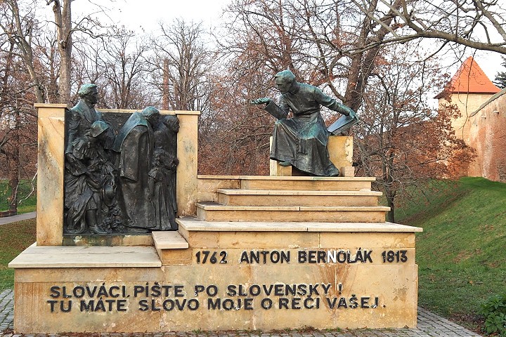 Úrady povolili stavbu divadla v Trnave, výročie má aj obdivuhodný kňaz