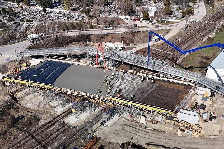 V Seredi betónovali most nad železnicou, hotový bude v lete
