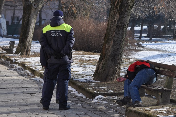 Bezdomovci nemusia mrznúť vonku, nocľaháreň majú otvorenú aj cez deň