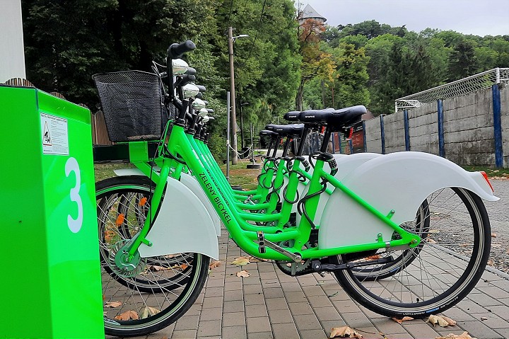 Zdieľané bicykle v Smoleniciach majú úspech, využívajú ich domáci aj turisti
