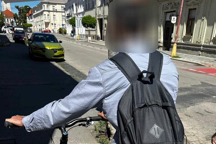 Kade chodili, tam kradli bicykle a kolobežky. Policajti už dvojicu chytili