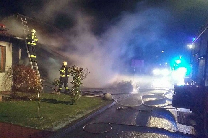 V Bielom Kostole horelo, požiar sa rozšíril na rodinný dom