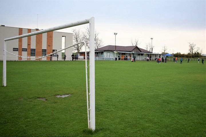 V Bielom Kostole testujú na futbalovom ihrisku, exteriér prilákal aj stovky cezpoľných