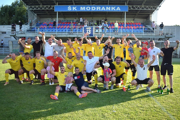 Futbal, 8. liga A: Biely Kostol postupuje, Suchá nad Parnou zostupuje