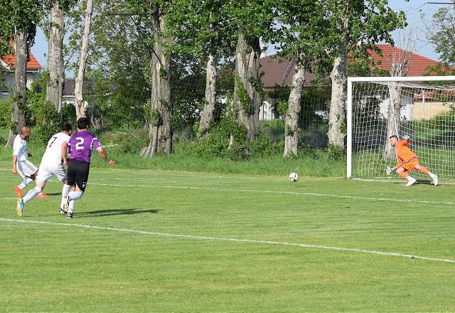 Futbal, 8. liga B: Sokolovce deklasovali Žlkovce, Nižná zdolala Šterusy