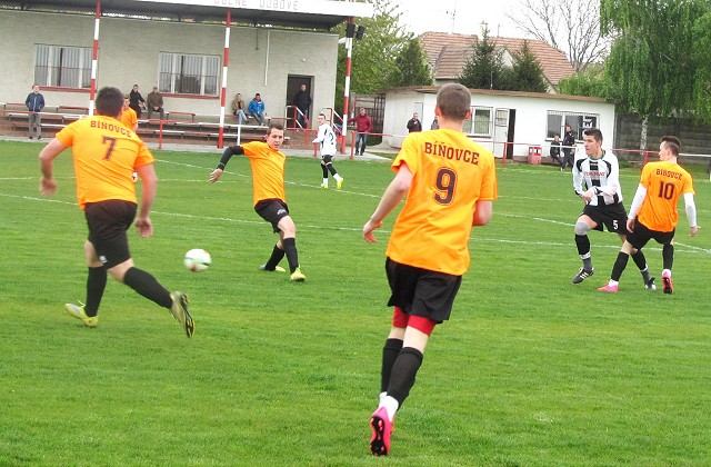 Futbal, 8. liga A: Borová vyfasovala v Špačinciach desinu, Bíňovce remizovali v Dolnom Dubovom