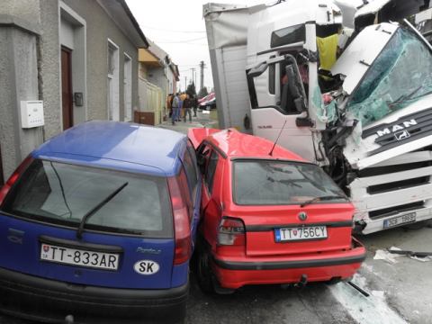 Naložený kolos rozbil tri autá, piati ľudia skončili v nemocnici