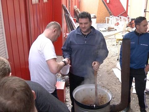 Generálny manažér Spartaka Blažek v netradičnej úlohe, futbalistom varil guláš
