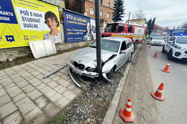 Pri cukrovare havarovala opitá žena, auto rozbila o stĺp pouličného osvetlenia