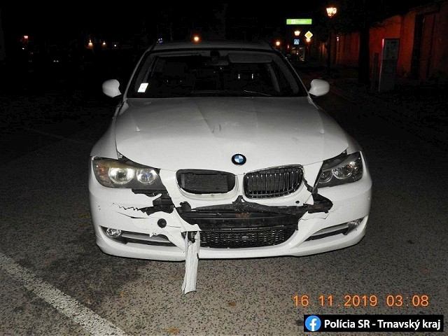 Opitá šoférka BMW rozbila v centre Trnavy dve autá, skončila v cele