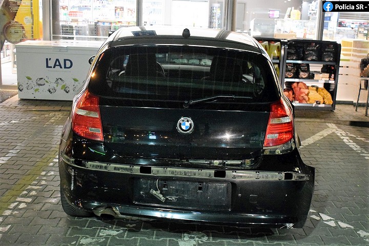Policajti v Trnave pacifikovali opitú vodičku, ďalšia išla bez pneumatiky