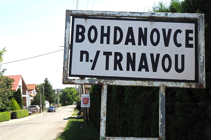 Cestári obnovia cestu pri železničnom priecestí v Bohdanovciach