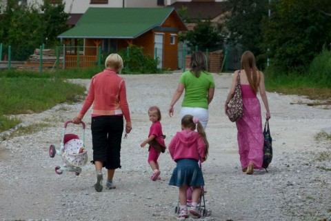 Namiesto po asfaltke stále chodia po šutroch