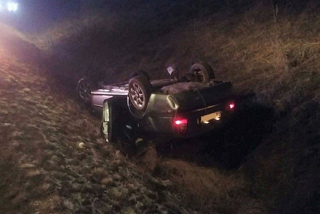 V Bojničkách skončilo auto v priekope, v Horných Orešanoch horela garáž