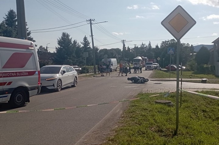 Tragická nehoda v obci Boleráz, motorkár boj o život prehral