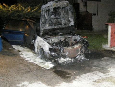 Pred rodinným domom zhorel Peugeot, hasil aj majiteľ
