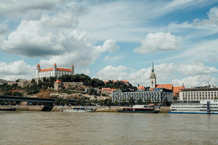 Porovnanie bývania v Trnave a Bratislave: Dochádzať za prácou alebo sa presťahovať?