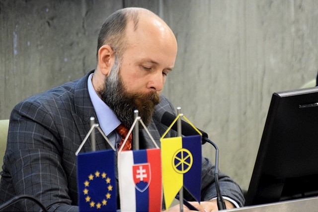 Mestským úradníkom znížili platy, Bročka poukáže veľkú časť svojej mzdy nadácii