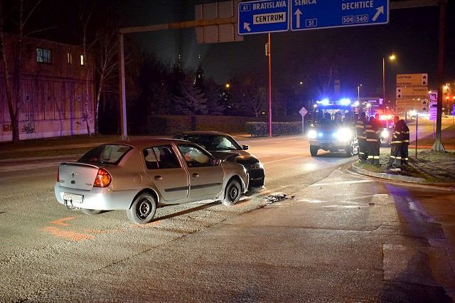 Pri večernej nehode na Bučianskej ulici sa krčili plechy