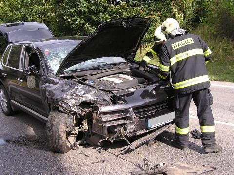 V kraji horelo, padali stromy, autá sa zrážali, voda striekala