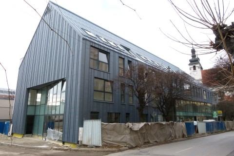 Investor ignoruje nariadenia mesta, plechová búda ľudí poburuje