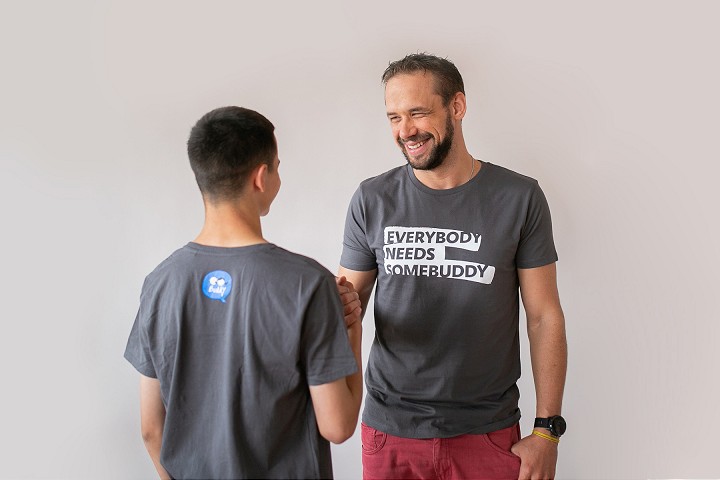 Muži, pomôžte zmeniť budúcnosť detí. Program Buddy hľadá dobrovoľníkov