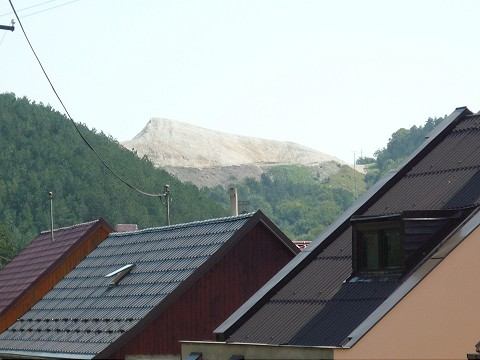Pri odstreloch ľuďom kamene padajú na hlavu