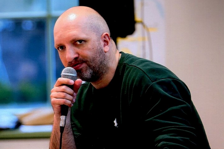 Výstrel, ktorý zmení všetko. Lukáš Cabala mieri so svojím románom do Trnavy