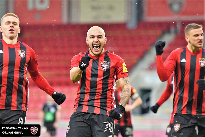 V kabíne Spartaka zneli cez polčas tvrdé slová, andelov priviedli k triumfu