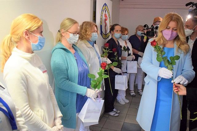 FOTO: Trnavskú nemocnicu navštívila prezidentka Čaputová, poďakovala zdravotníkom