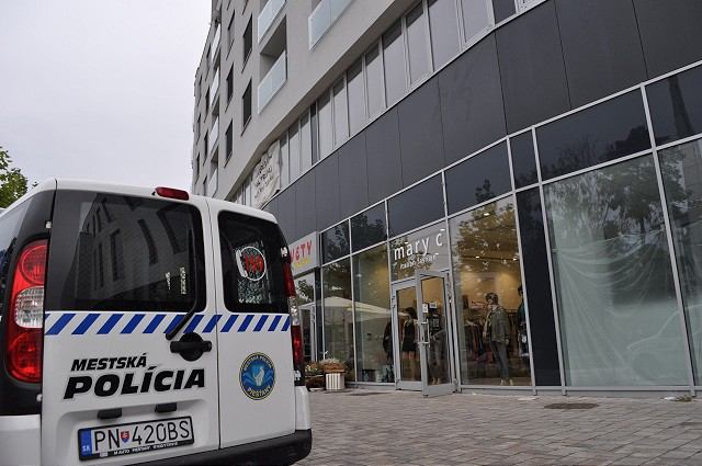 Časť oplotenia okolo budovy Centroom sfúkol vietor