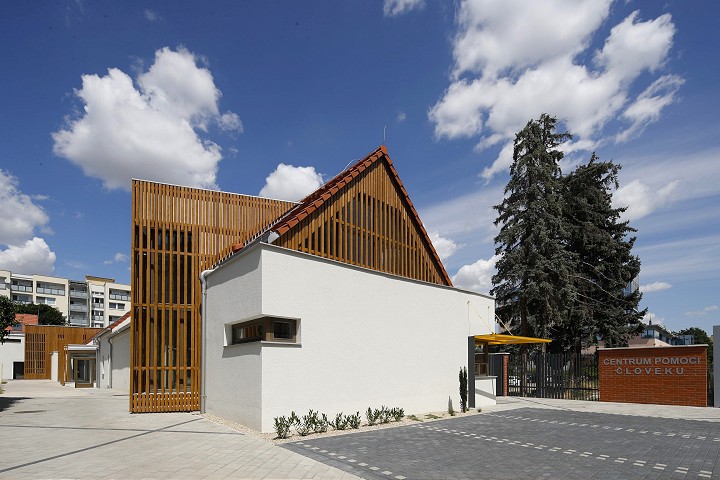 V centre Trnavy nahradilo ošarpané budovy moderné Centrum pomoci človeku