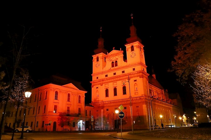 Radnicu a niektoré kostoly v Trnave nasvietia na červeno
